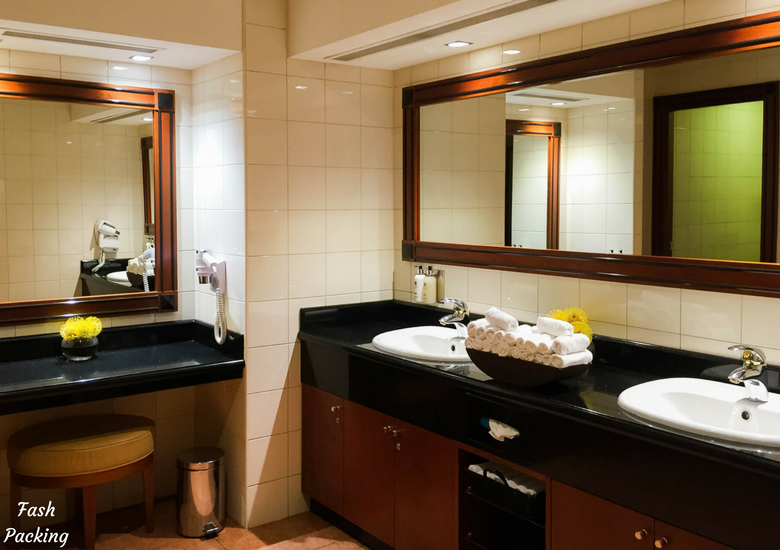 Fash Packing: Emirates Lounge Sydney International Airport Review - Bathroom