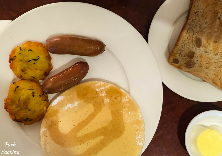 Fash Packing: Emirates Lounge Sydney International Airport Review - Hot Breakfast