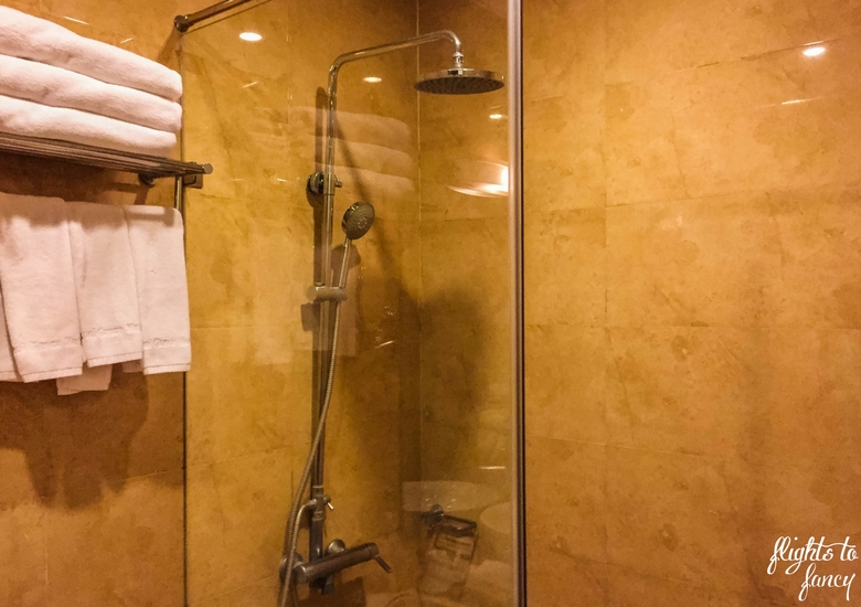 Flights To Fancy: Hanoi Glance Hotel Review - Shower